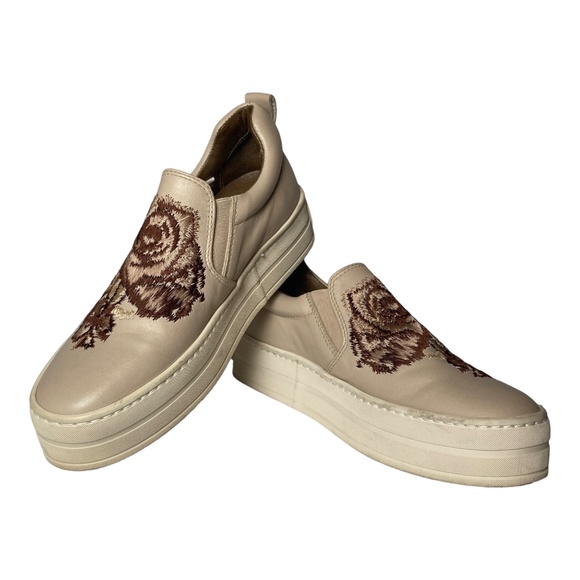 Gabriella Michel Embroidered Rose Slipon Sneaker in Sand, Size 37 - US 6… - Picture 2 of 10